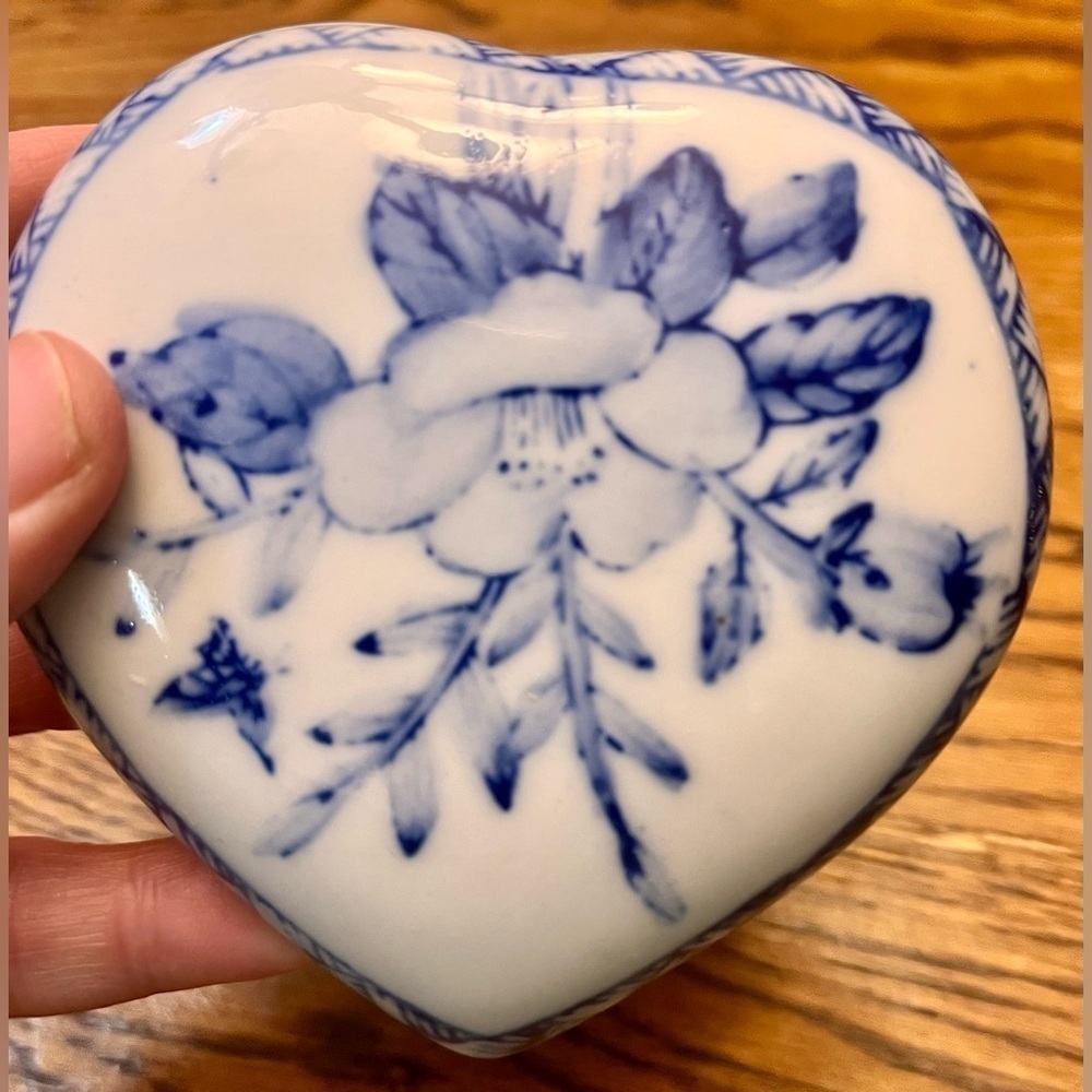 Vintage Chinoiserie Blue White Porcelain Heart Trinket Box Lotus